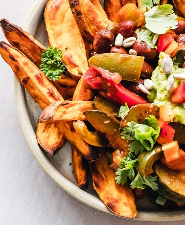 Plat maison aux légumes de saison, frites de patate douce et guacamole